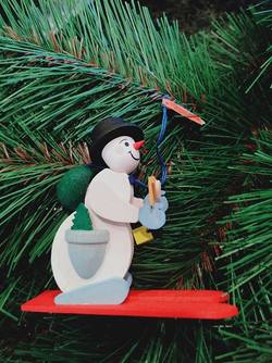 Snowman skiing -red skis- German decoration